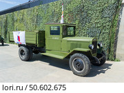 Старый автомобиль ЗИС-5В, военная реконструкция, Сталинградская битва. Волгоград, набережная реки Волга, Россия. (2021 год). Редакционное фото, фотограф Андрей Цыганков / Фотобанк Лори