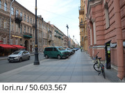 Улица Рубинштейна с припаркованными автомобилями в историческом центре города в Санкт-Петербурге. Редакционное фото, фотограф Сергеев Валерий / Фотобанк Лори