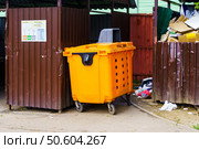 Городской пейзаж. Контейнер для ТКО. Воронеж. Редакционное фото, фотограф Владимир Шибаев / Фотобанк Лори