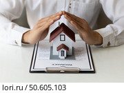 The concept of contracting a home insurance agreement. Стоковое фото, агентство Ingram Publishing / Фотобанк Лори