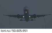 Passenger plane landing at night. Стоковое видео, видеограф Михаил Коханчиков / Фотобанк Лори