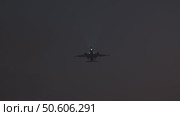 Passenger plane landing at night. Стоковое видео, видеограф Михаил Коханчиков / Фотобанк Лори