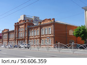 Ансамбль первой женской гимназии / Уральский государственный педагогический университет. Екатеринбург, улица Карла Либкнехта, 9. Редакционное фото, фотограф Алексей Иванов / Фотобанк Лори