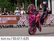 Мотоциклистка Стант Даша выполняет трюк перед зрителями на празднике День Московского спорта  (Москва, Лужники) Редакционное фото, фотограф Сергей Васютин / Фотобанк Лори