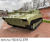 Самоходная гаубица 2С1 "Гвоздика". Экспонаты Площади Якорей. Петровское адмиралтейство, филиал парка "Патриот" в Западном военном округе. Россия, город Кронштадт. Редакционное фото, фотограф Щеголева Ольга / Фотобанк Лори
