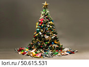 Christmas tree overflowing with trash and garbage symbolizing consumerism. Стоковое AI-изображение, AI-художник Иван Рябоконь / Фотобанк Лори