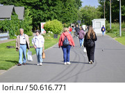 В парке Коломенское, гуляют люди. Женщина с рюкзаком. Редакционное фото, фотограф Светлана Русских / Фотобанк Лори
