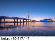 Вантовый мост ЗСД (Западный скоростной диаметр) через Петровский канал, Лахта-центр и Газпром-арена на закате во время белых ночей. Санкт-Петербург (2018 год). Редакционное фото, фотограф Ольга Визави / Фотобанк Лори
