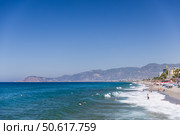 A picturesque coastline featuring bright blue waves, sunny sky. Mahmutlar, Turkey (2024 год). Редакционное фото, фотограф EugeneSergeev / Фотобанк Лори