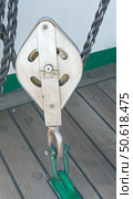 Корабельный блок с канатом на палубе парусного корабля. A ship's block with a rope on the deck of a sailing ship. Стоковое фото, фотограф Татьяна Д / Фотобанк Лори