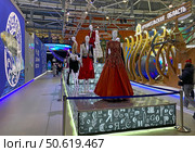 Платья российских дизайнеров на Международной выставке-форуме «Россия» на ВДНХ, Москва (2024 год). Редакционное фото, фотограф Мария Кылосова / Фотобанк Лори