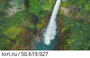Top down view of Catarata del Toro waterfall plunging into blue pool, Costa Rica. Стоковое видео, видеограф Ольга Сухарева / Фотобанк Лори