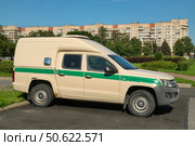 Инкассаторский автомобиль-пикап, припаркованный перед сквером. Редакционное фото, фотограф Николай Васильев / Фотобанк Лори
