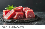 Raw beef cubes on a black stone plate with fresh mint leaves. High-quality meat for steak, barbecue, or gourmet cooking. Стоковое AI-видео, аниматор Sergey Grishin / Фотобанк Лори