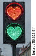 Funny and conceptual traffic light on road crossing, Iceland changes from green to red. The stop signal in shape of heart. Concept relationship, romantic date and tenderness. St Valentine vibes. Стоковое AI-видео, аниматор Sergey Grishin / Фотобанк Лори