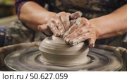 Potter shaping clay on a wheel with hands in artisan studio. Стоковое AI-видео, аниматор Андрей Бажанов / Фотобанк Лори