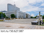 Горбатый мост, мост имени 1905 года  на фоне дома Правительства РФ. Москва. Редакционное фото, фотограф Владимир Устенко / Фотобанк Лори