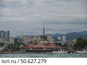 Вид на Морской порт Сочи со стороны моря в плохую погоду. Небо в тучах, море штормит. (2024 год). Редакционное фото, фотограф Екатерина Лызлова / Фотобанк Лори