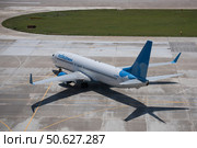 Самолет Boeing 737-800 (VQ-BAW) авиакомпании «Победа» на взлетно-посадочной полосе в Международном аэропорту Сочи. Вид сверху сзади. (2016 год). Редакционное фото, фотограф Екатерина Лызлова / Фотобанк Лори
