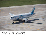 Самолет Airbus A320 (VP-BHW) авиакомпании «Ямал» на взлетно-посадочной полосе в Международном аэропорту Сочи (2016 год). Редакционное фото, фотограф Екатерина Лызлова / Фотобанк Лори