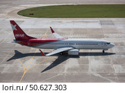 Самолет Boeing 737-800 (VP-BPI) авиакомпании Ikar под ярким солнцем на взлетно-посадочной полосе в Международном аэропорту Сочи (2016 год). Редакционное фото, фотограф Екатерина Лызлова / Фотобанк Лори