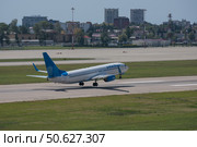 Самолет Boeing 737-800 (VQ-BTS) авиакомпании «Победа» вылетает из Международного аэропорта Сочи (2016 год). Редакционное фото, фотограф Екатерина Лызлова / Фотобанк Лори
