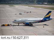 Самолет Airbus A319 (VP-BBU) авиакомпании «Донавиа» проходит наземное обслуживание в Международном аэропорту Сочи (2016 год). Редакционное фото, фотограф Екатерина Лызлова / Фотобанк Лори