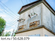 Старая двухэтажная трансформаторная подстанция. Стоковое фото, фотограф Диана Лукьянова / Фотобанк Лори