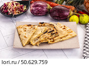 Indian stuffed potato bread Paratha. Стоковое фото, фотограф Андрей Старостин / Фотобанк Лори