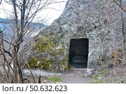 Вход в древний пещерный храм, церковь Святой Софии  в Качи-Кальоне  (Бахчисарайский  район, Крым, 2016 год) Стоковое фото, фотограф Snezka / Фотобанк Лори