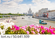 Вид на жилой дом на Котельнической набережной со стороны Москвы-реки. Летний день. Москва. Россия. Редакционное фото, фотограф E. O. / Фотобанк Лори