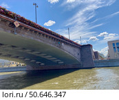 Большой Москворецкий мост, Москва. Вид с проплывающего под мостом кораблика. Редакционное фото, фотограф Ирина Курносова / Фотобанк Лори