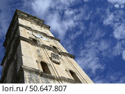 Башня в Перасте на фоне неба и облаков (2023 год). Редакционное фото, фотограф Алена Савченко / Фотобанк Лори