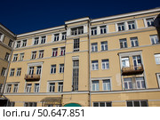 Городок Метростроя на Ярославском шоссе. Фрагмент фасада жилого дома 1930-х годов. Москва (2022 год). Редакционное фото, фотограф Елена Орлова / Фотобанк Лори