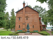 Палаты угличских удельных князей (1480 г.) и памятник царевичу Дмитрию в Угличском кремле. Город Углич, Ярославская область. Золотое кольцо России (2024 год). Редакционное фото, фотограф Елена Коромыслова / Фотобанк Лори