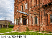 Кирпичное крыльцо церкви Жён-Мироносиц в Линдо-Пустыне. Редакционное фото, фотограф Илья Старков / Фотобанк Лори