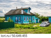Автомобиль ВАЗ припаркован в высокой траве на фоне деревенского дома. Стоковое фото, фотограф Илья Старков / Фотобанк Лори