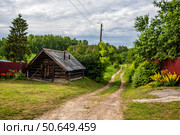 Грунтовая дорога мимо бани в деревне. Стоковое фото, фотограф Илья Старков / Фотобанк Лори