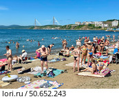 Люди загорают и купаются на пляже в бухте Патрокл во Владивостоке летом 2025 года. Редакционное фото, фотограф Овчинникова Ирина / Фотобанк Лори