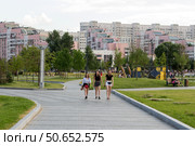 Россия, Москва - 6 июля 2020 года: Ходынское поле, парк и жилой район. Лето в городе. Люди отдыхают в городском парке на закате в жаркий день. Редакционное фото, фотограф Татьяна Васильева / Фотобанк Лори