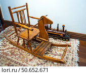 Деревянная качалка и паровоз. Детские игрушки 19 века. Свитский корпус дворца Ольденбургских, Рамонь Воронежской области (2024 год). Редакционное фото, фотограф Вячеслав Палес / Фотобанк Лори