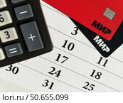 Планирование расходов: календарь, калькулятор, банковские карты "МИР" Редакционное фото, фотограф Ольга Дерябина / Фотобанк Лори