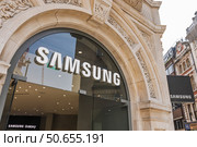 Samsung Flagship Store Exterior With Glass Arch Facade and Logo Signage. London, UK, 11 May 2024. Стоковое фото, фотограф Zydrius Tartenis / Фотобанк Лори