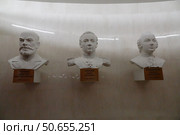 Бюсты учёных Дмитрия Чернова, Павла Аносова и Михаила Ломоносова в Национальном исследовательском технологическом университете «МИСиС». Москва (2022 год). Редакционное фото, фотограф Free Wind / Фотобанк Лори