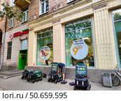 Роботы-доставщики у магазина Пятёрочка в Москве (2024 год). Редакционное фото, фотограф Мария Сергеева / Фотобанк Лори