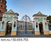 Ворота у входа в Губернаторский дворец, Казань. Редакционное фото, фотограф Мария Сергеева / Фотобанк Лори