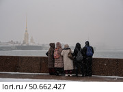 Группа людей на набережной в зимнем Петербурге. Стоковое фото, фотограф Пучков Андрей Александрович / Фотобанк Лори