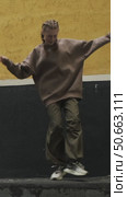 Vertical video. Attractive gen z young woman dancing contemporary dance against urban wall. Стоковое видео, видеограф Маргарита Кирьякова / Фотобанк Лори