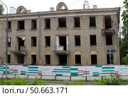 Старый жилой дом, выселенный под снос по программе реновации. Москва (2022 год). Редакционное фото, фотограф Елена Орлова / Фотобанк Лори