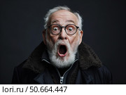 Shocked senior man opening his mouth in amazement and surprise. Стоковое AI-изображение, AI-художник Иван Рябоконь / Фотобанк Лори